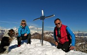 30 Alla piccola croce della  cima innevata del  Monte Podona (1228 m) 